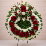 Corona con moño de flores roja
