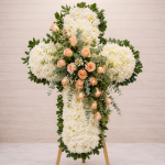 Cruz para condolencia con moño de rosas