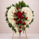 Corona de corazón con moño de flores rojas